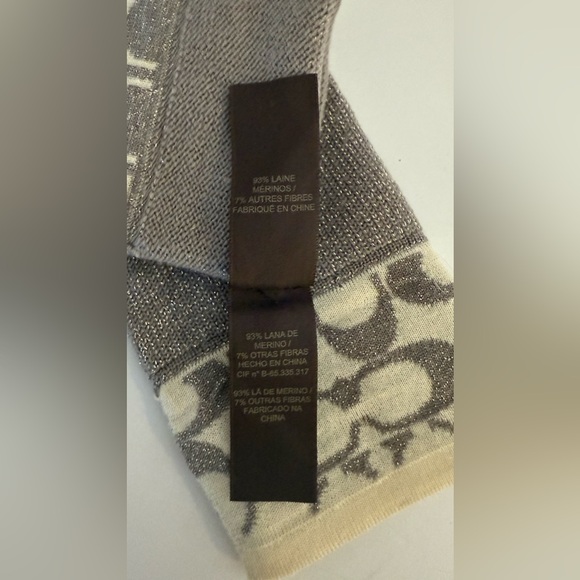 COACH Signature Logo Metallic Knit Gloves Grey Silver White Merino Wool NWOT - Picture 4 of 7